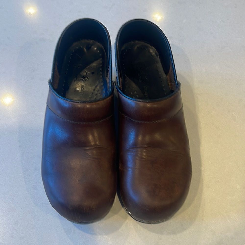 Dansko women’s clogs size 38 narrow, brown rarely see narrow listings.